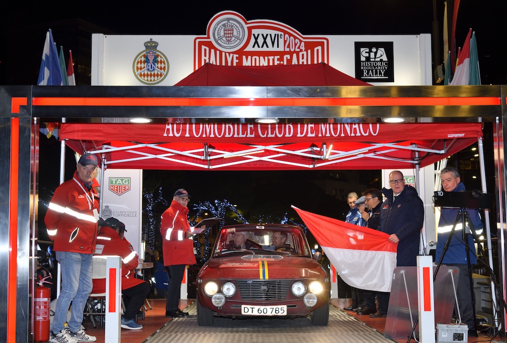 Prins Albert, fyrste af Monaco, sender Kenneth Kruse Simonsen og Otto Kristensen ud på sidste nat i Rallye Monte-Carlo Historique. Om få dage stiller de op i Oresund Rally i deres Lancia Fulvia HF fra 1968
(Foto: Michael Eisenberg)